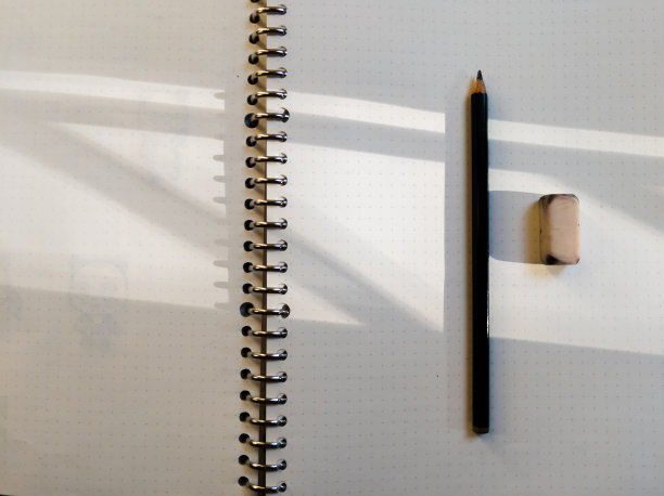 阳光下的素描本和铅笔图片下载