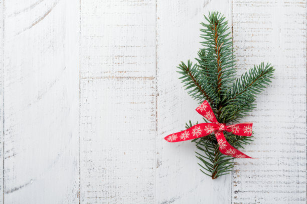 圣诞节或新年的背景。白木背景上的冷杉树枝、圣诞树玩具、星星、雪花和球果。有选择性的重点。前视图。副本的空间。图片下载
