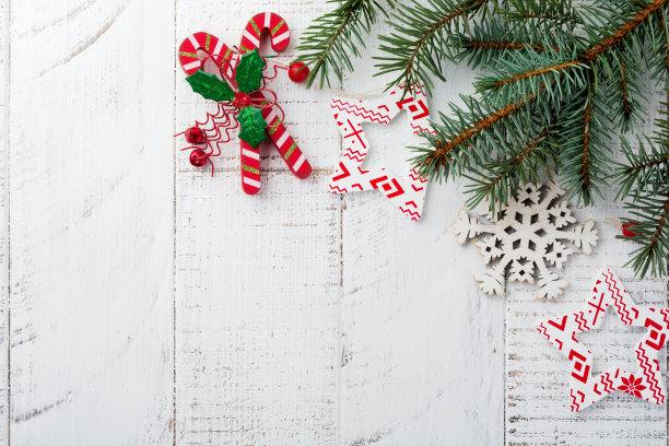 圣诞节或新年的背景。白木背景上的冷杉树枝、圣诞树玩具、星星、雪花和球果。有选择性的重点。前视图。副本的空间。图片下载