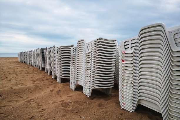 海滩上一堆日光浴床图片下载