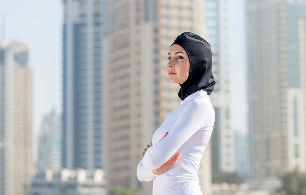 在户外训练的阿拉伯女人图片下载