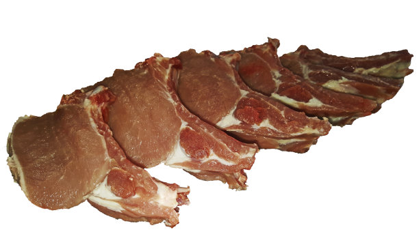 在白色背景上的一块板上切成小块的猪里脊肉的照片图片下载