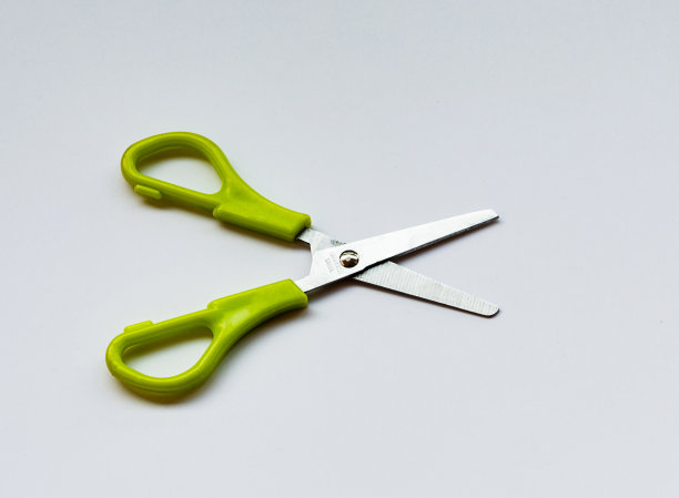 绿色学校剪刀孤立在白色背景图片下载