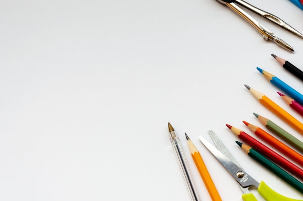 白色背景上的学校用品图片下载