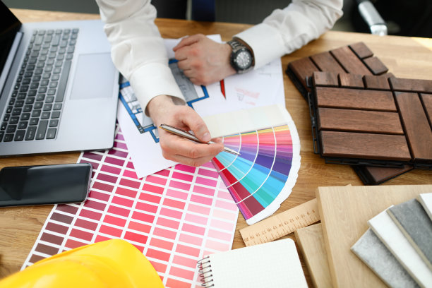 男设计师手握银色笔对抗调色板潮流图片下载