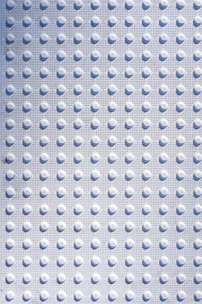 坑坑洼洼的路面白色瓷砖，用于视觉障碍的人过十字路口图片下载