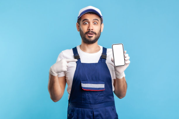 吃惊的勤杂工指着手机图片下载