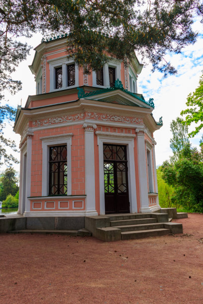 乌克兰乌曼Sofiyivka公园的反circe岛(爱之岛)上的粉色亭子图片下载