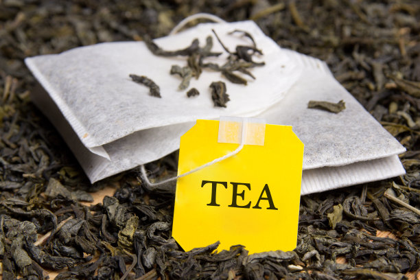 近距离图片的两个茶袋和干茶叶图片下载