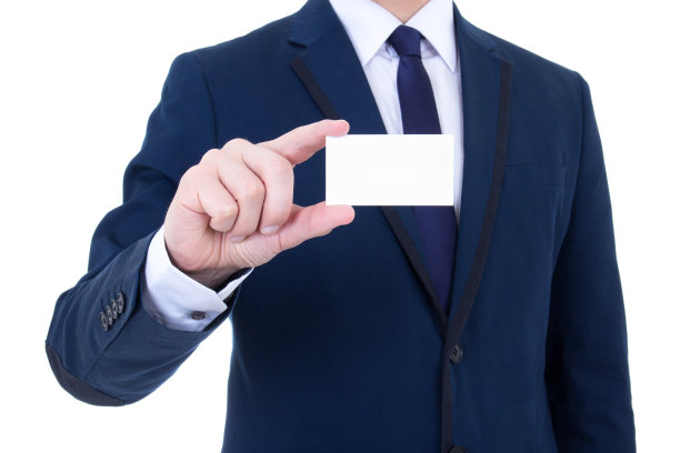 商人手中名片的特写孤立在白色上图片下载