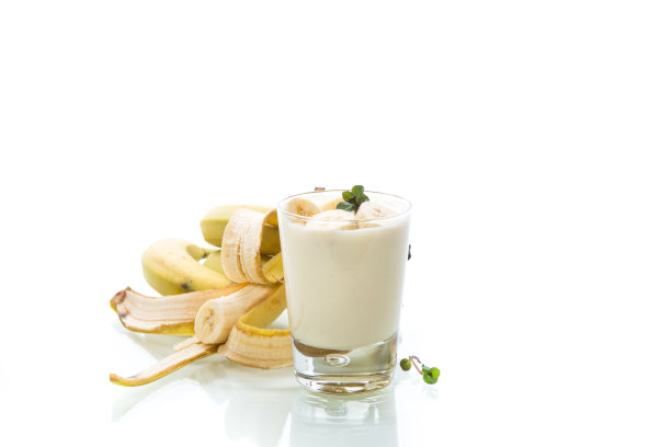 美味的自制酸奶与香蕉在玻璃隔离在白色的背景图片下载
