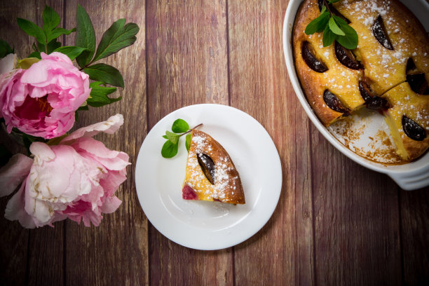 甜美的自制砂锅，里面装着水果图片下载