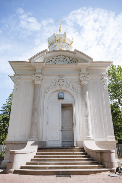 经典风格的白色东正教教堂，在阳光明媚的日子里，圣彼得堡的天空图片下载