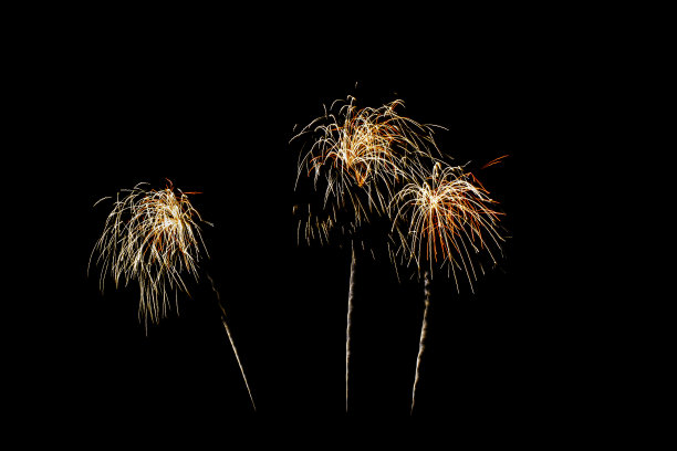 黑色背景上五颜六色的烟花。图片下载