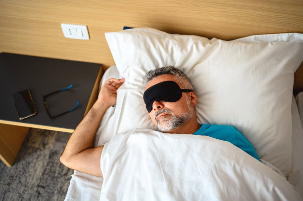 在床上睡觉的成熟男人图片下载