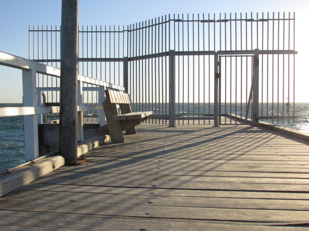 西福德防波堤的长长阴影。摄于维多利亚州西福德的一个下午图片下载