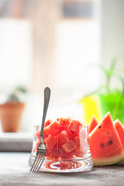 西瓜方块放在一个玻璃碗里。图片下载