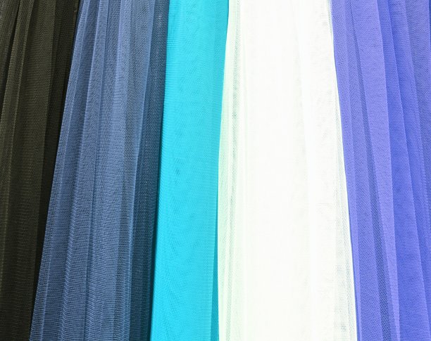 在面料市场上发现的不同颜色的布料和织物样品的详细近距离查看图片下载