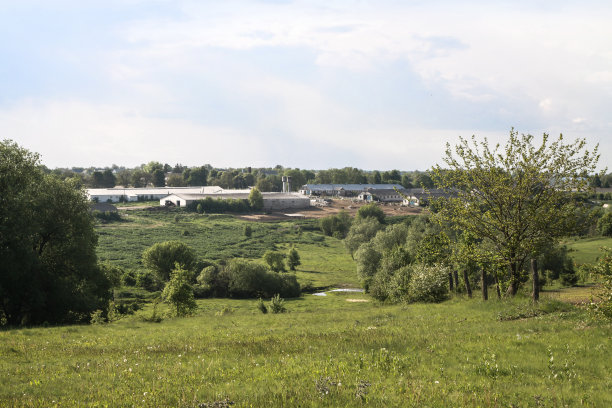 以农场建筑为背景的美丽乡村景观。大自然中的生态产品。以大牛棚为业。设计素材主题图片下载