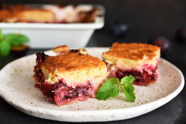 香草松饼，李子和薄荷在深色混凝土背景下。水果馅饼。图片下载