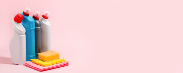 化学有毒的清洁用品瓶子隔离在粉红色的背景。硬阴影，时尚的镜头，拷贝空间为您的添加，清洁服务传单，优惠券，横幅图片下载