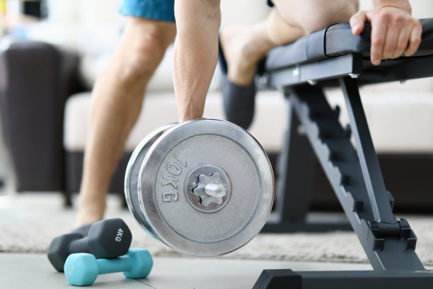 男手拿着银色大哑铃抵屋图片下载