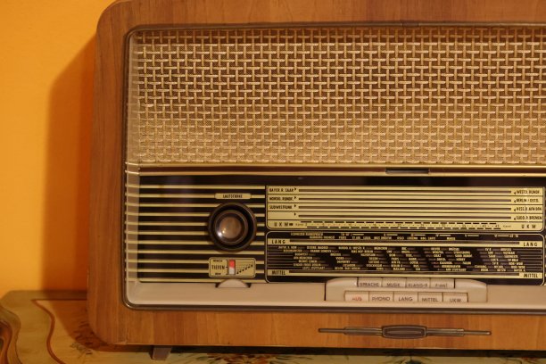 橙色背景的旧收音机图片下载