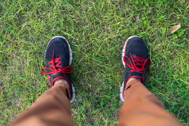 站在草坪上的男人图片下载