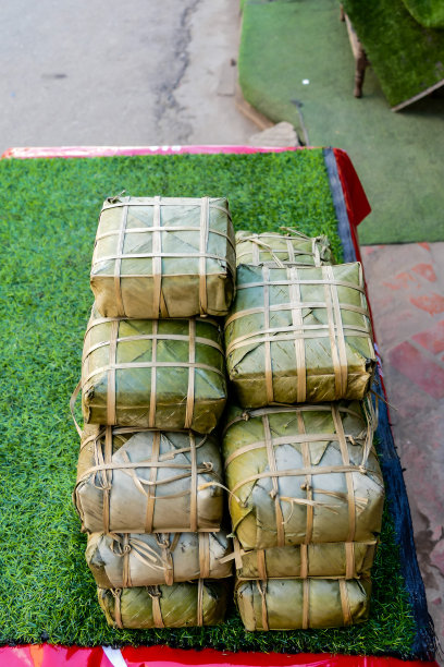 野餐篮放在草地上，数码照片图片作为背景图片下载