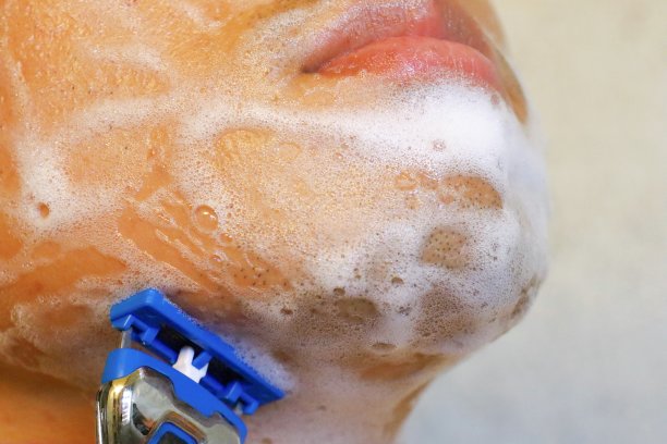 男性剃须图片下载