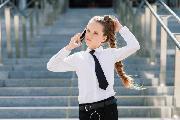 小女生正在和朋友打电话。现代生活交流。生活在数字时代。图片下载