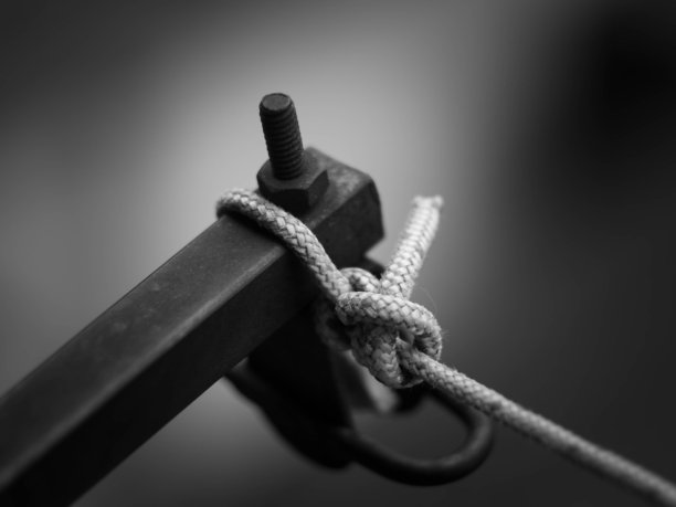 绳索靠墙特写图片下载