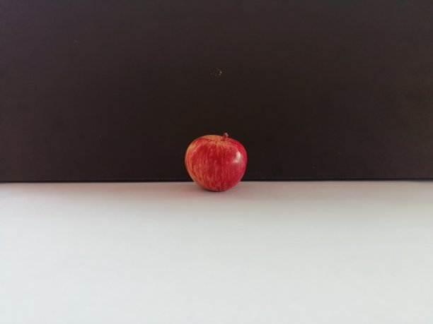 一个孤立在黑白背景上的苹果图片下载