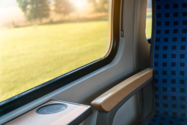 清洁卫生的空座位在欧洲德国公共交通列车地铁巴士与阳光旅行者旅行在假期与自然景观的窗户图片下载
