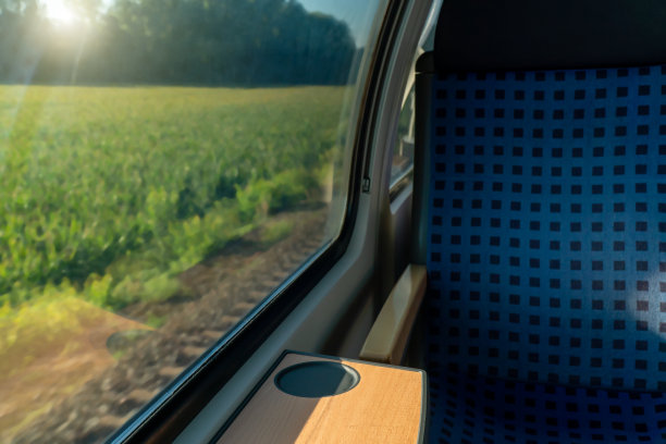 清洁卫生的空座位在欧洲德国公共交通列车地铁巴士与阳光旅行者旅行在假期与自然景观的窗户图片下载