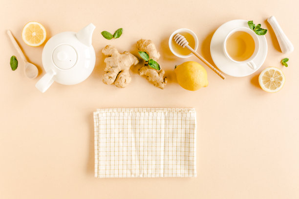 以薄荷、生姜、柠檬、蜂蜜等草本植物为底色的草本茶。平躺，俯视图图片下载
