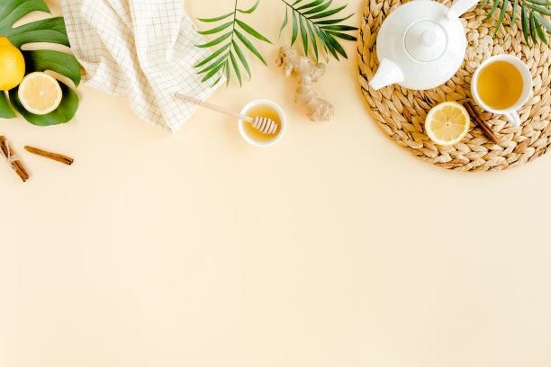 以薄荷、生姜、柠檬、蜂蜜等草本植物为底色的草本茶。平躺，俯视图图片下载