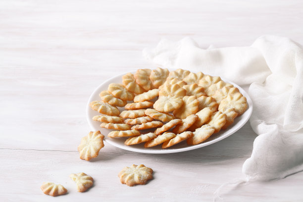 一组黄油饼干，放在一个白色的盘子里图片下载