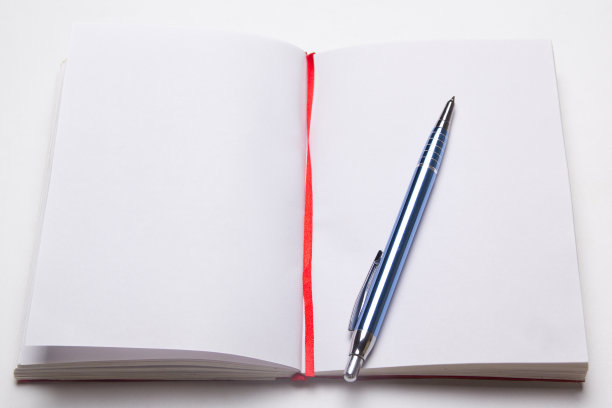 用钢笔打开有空白页的笔记本图片下载