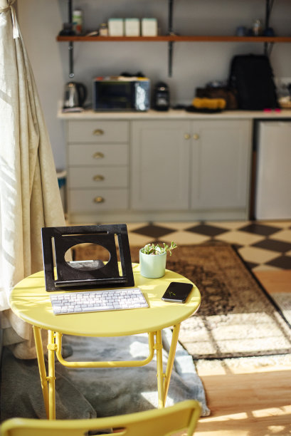 无线键盘和电话放在一个公寓的桌子上图片下载