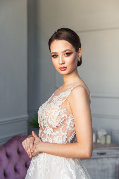 华丽的新娘与花束，时尚的化妆，珠宝，发型图片下载