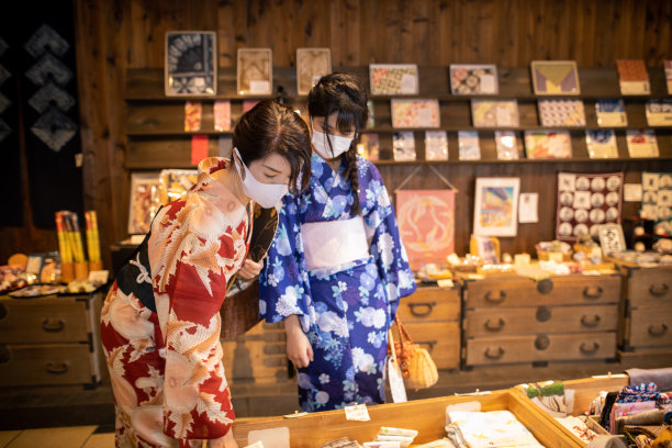 母亲和女儿在浴田戴着防护口罩在老日本零售商店图片下载