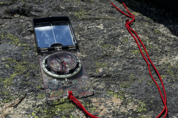 现代罗盘，用于在岩石上的山脉中航行图片下载