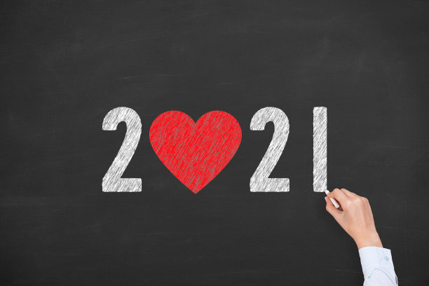 以黑板为背景的心形2021年新年图片下载