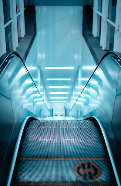 传染病流行情况下夜间无人使用的公共自动扶梯图片下载