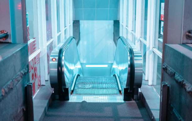 传染病流行情况下夜间无人使用的公共自动扶梯图片下载