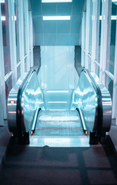 传染病流行情况下夜间无人使用的公共自动扶梯图片下载