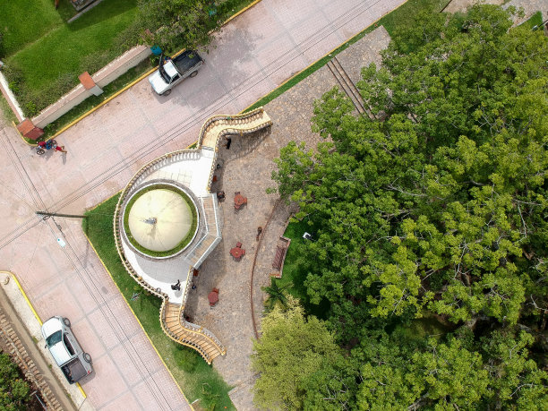 拉丁美洲一个小镇的公园鸟瞰图图片下载