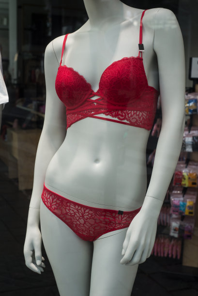 在时装店的女装陈列室里，红色内衣在模特身上图片下载