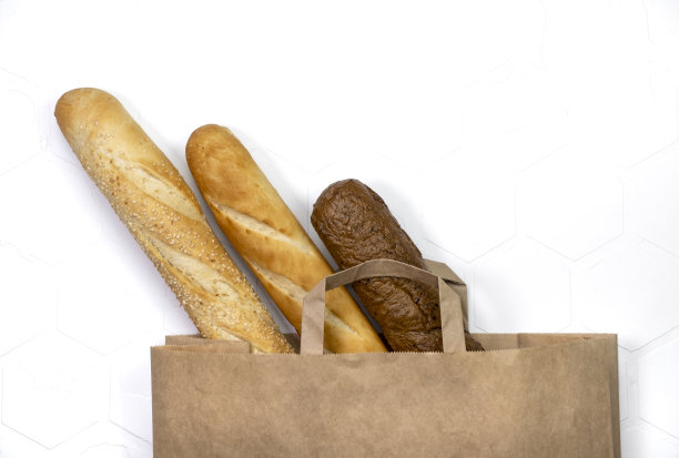 新鲜面包在纸环保袋。图片下载
